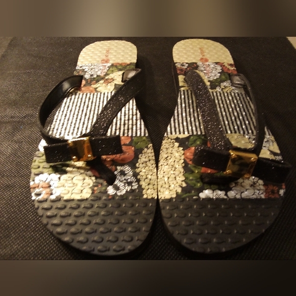 Lindsay Phillips -Floral Design Sandals W/Gold Bow Button Katie #520201, Size 7 - Picture 1 of 11